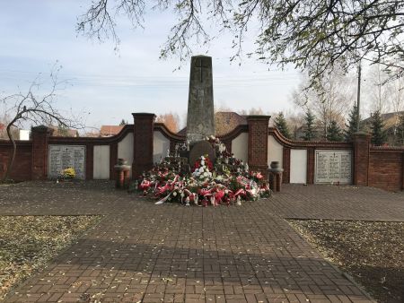 Żyrardów,kwatera wojenna żołnierzy Wojska Polskiego poległych w latach 1918-1921,obelisk wraz z tablicami poległych, widok...