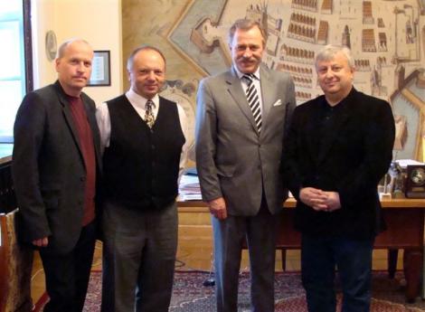 Spotkanie w zamojskim ratuszu. Od lewej stoją: Jerzy Tyburski, Zbigniew Kołaczek, Marcin Zamojski, Grzegorz Obłękowski.