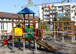 Powstają place zabaw przy kolejnych szkołach